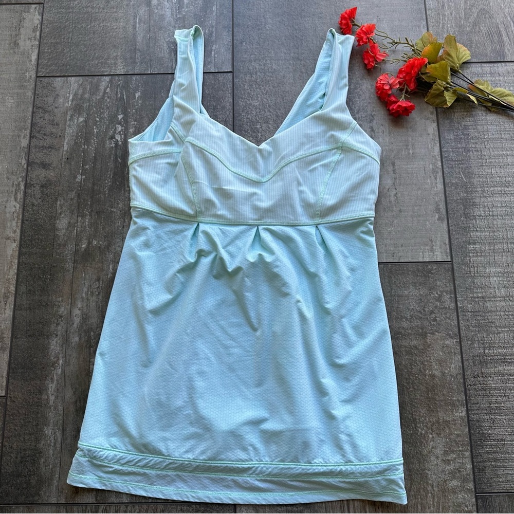 Lululemon Run Chase Me Tank Top SZ 6 blue padded lined v neck logo